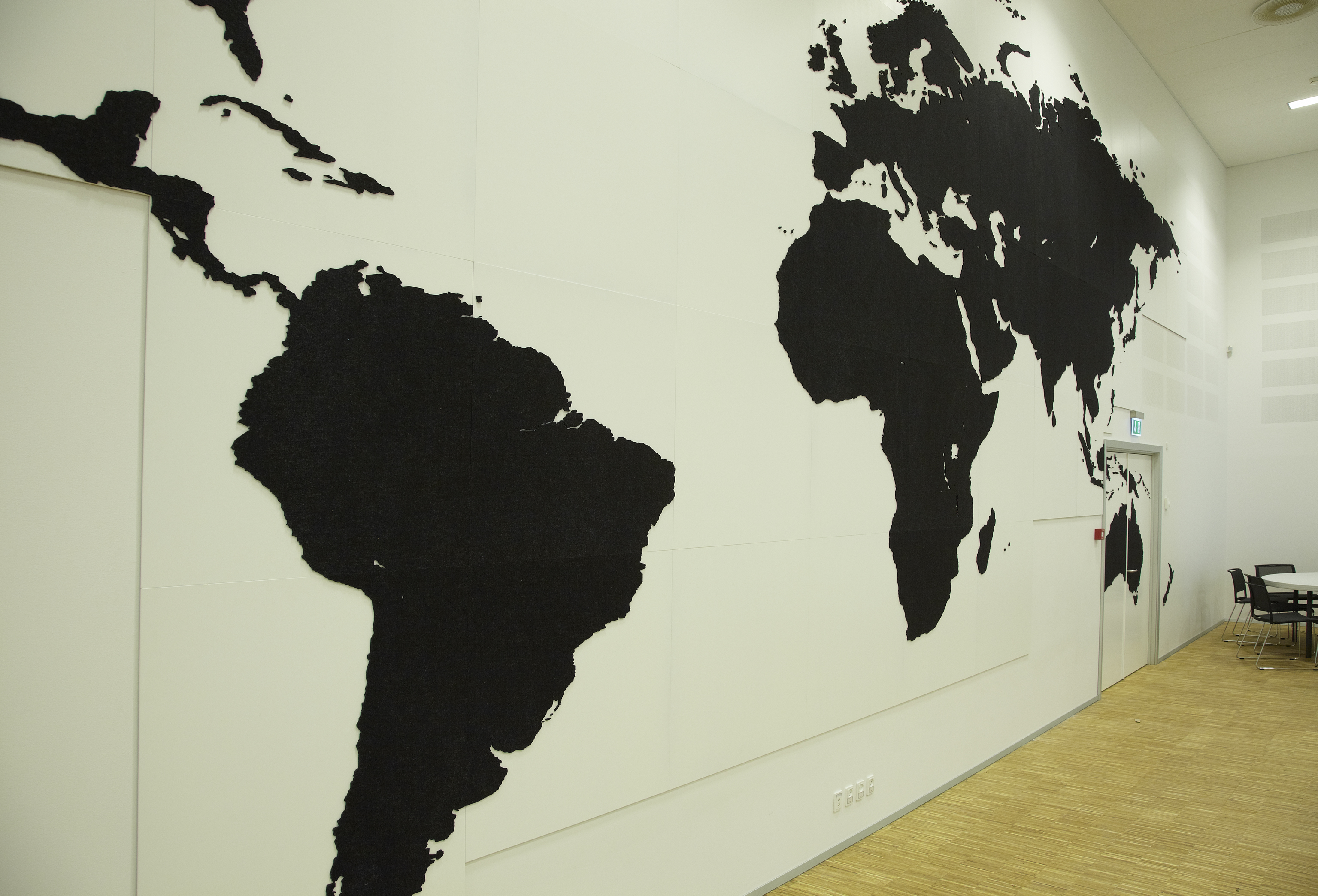 fraster, filt, opklæbning, akustik, uld filt, inspiration, design, indretning, filttavle, udsmykning, opklæbet filt, filt på væg, limet filt, vægfilt, filtfarve, dekoration